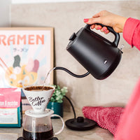 Uni musta, kahvi